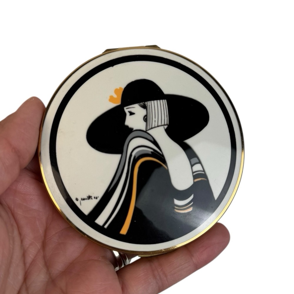 Vintage Stratton Compact Woman Hat & Scarf Art Deco Enamel Gold‎ Tone Metal C14Q